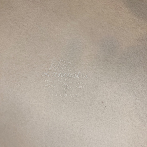 Vintage Sonni Wool Hat with Lace, Adorned with a Dragon brooch and feathers - Picture 11 of 12